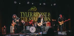 2023-Aug-4-Tyler-Bryant-The-Shakedown-Barnato-Lounge-Omaha-Bob-DeHart-thepitmagazine.com-8C5A3043